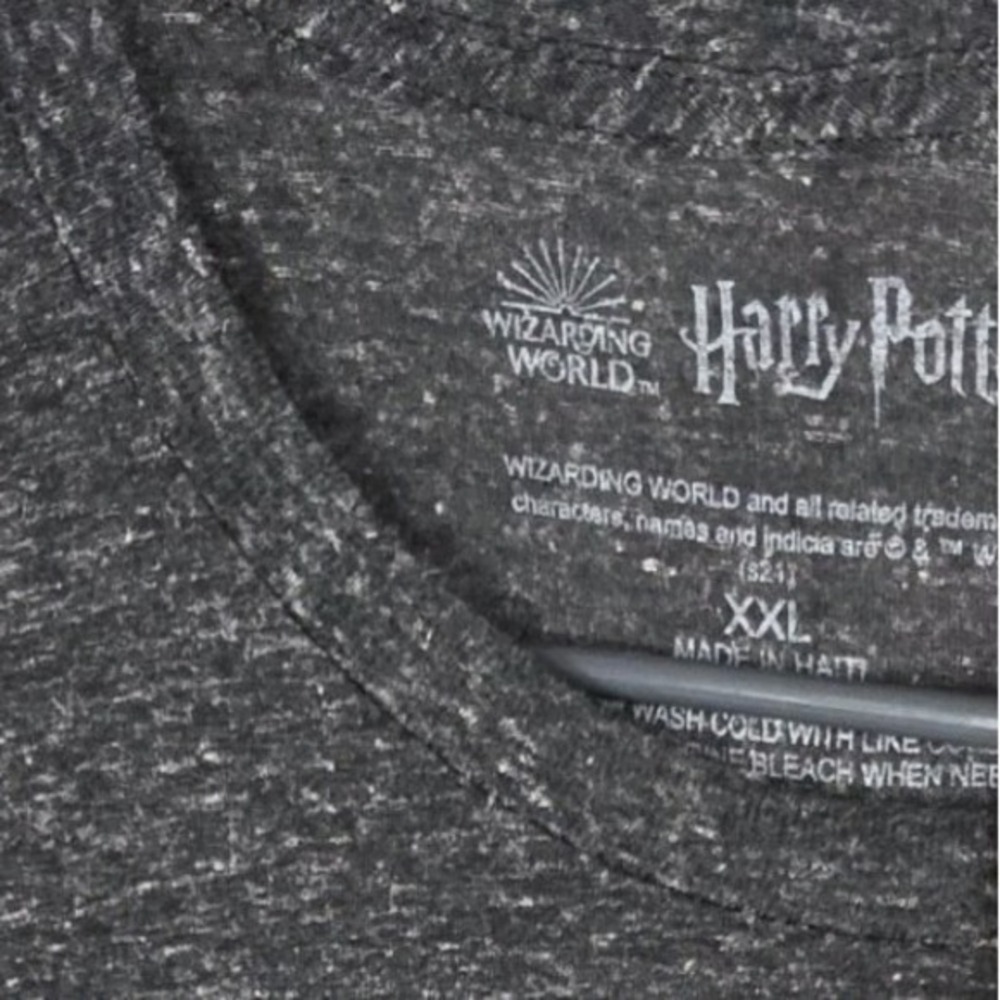 Harry Potter Hogwarts Crest Draco Dormiens Nunquam Titillandus Adult 2X T-shirt - Picture 2 of 3